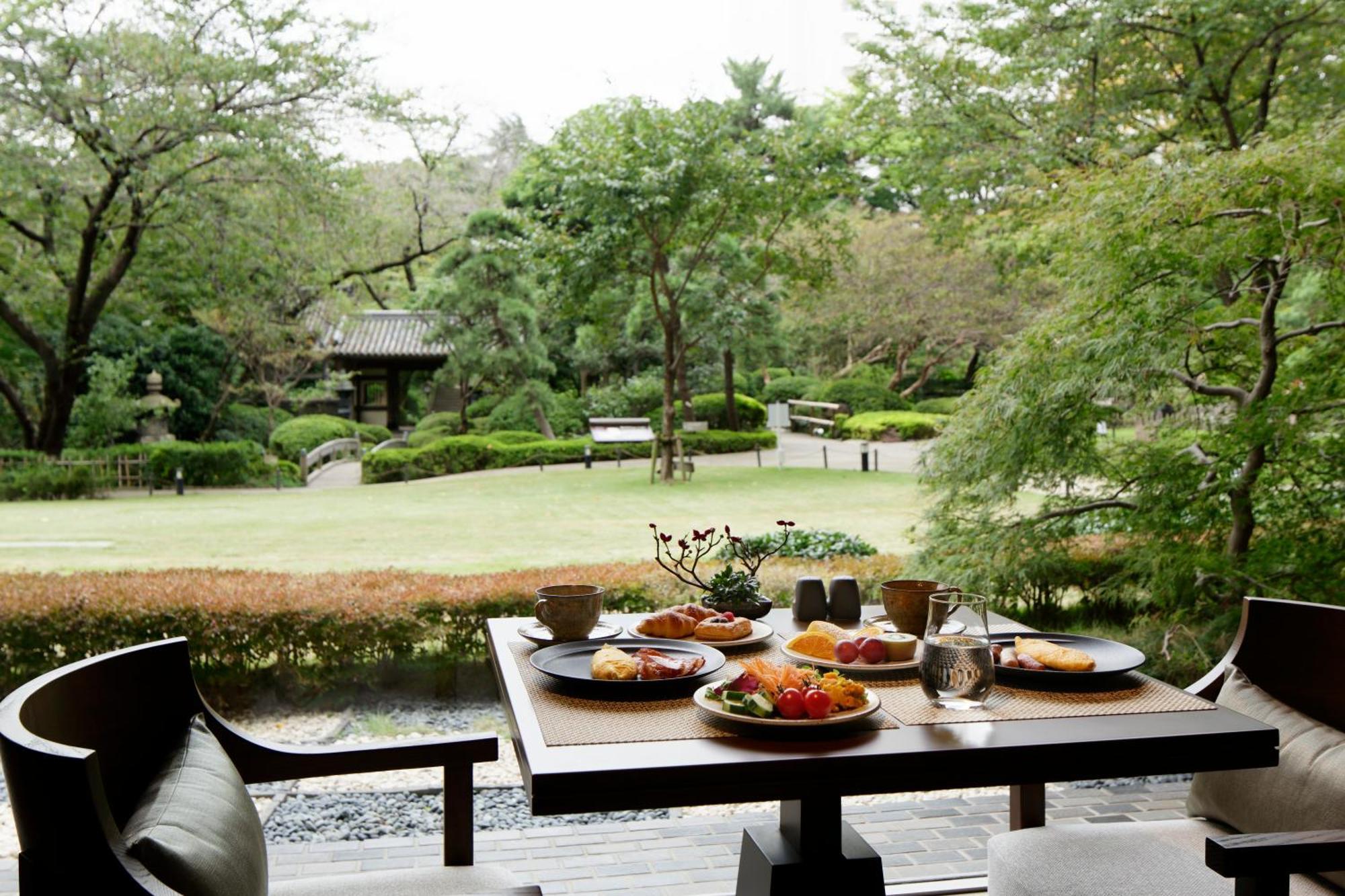 Grand Prince Hotel Takanawa Tokyo Room photo A view of the garden from the restaurant